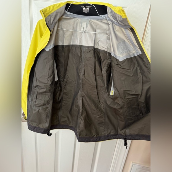 Arc’teryx Women’s size Medium waterproof jacket with hood - Picture 3 of 8
